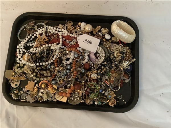 Tray Lot of Costume Jewelry: Tray Lot of Costume Jewelry