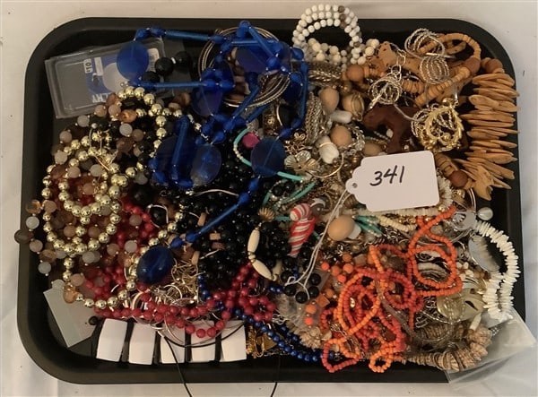 Tray Lot of Costume Jewelry: Tray Lot of Costume Jewelry