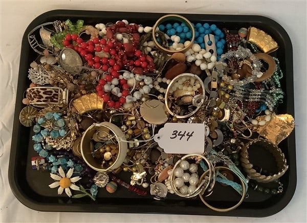 Tray Lot of Costume Jewelry: Tray Lot of Costume Jewelry
