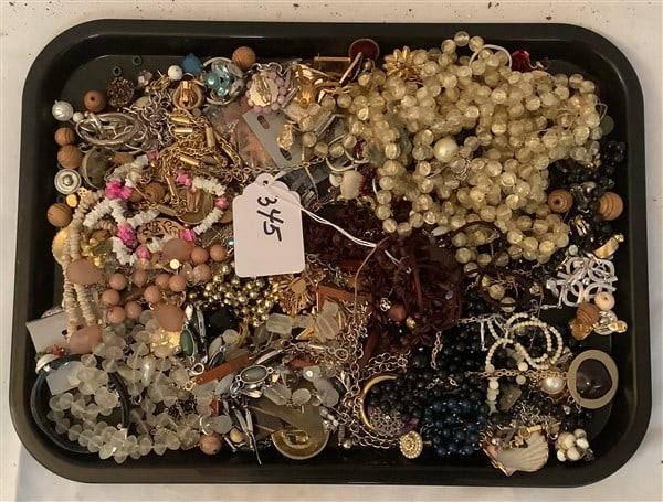 Tray lot of Costume Jewelry: Tray lot of Costume Jewelry