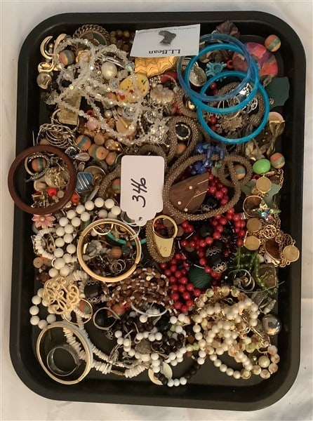 Tray Lot of Costume Jewelry: Tray Lot of Costume Jewelry