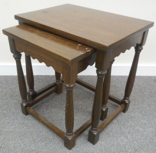 2 Oak Nesting Tables: 2 Oak Nesting Tables