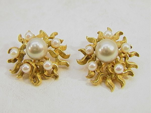Pr 18K Yellow Gold Pearl JAD Clip Earrings. Each 