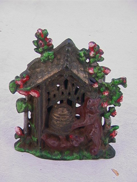 Vintage CAST IRON BANK Honey Bear with Bee Hive.: Vintage CAST IRON BANK Honey Bear with Bee Hive. Figural iron bank with two honey bears at beehive. Painted floral frame. Unmarked. Dimensions: H: 5.5 inches: W: 4 inches: D: 2 inches Condition: Very