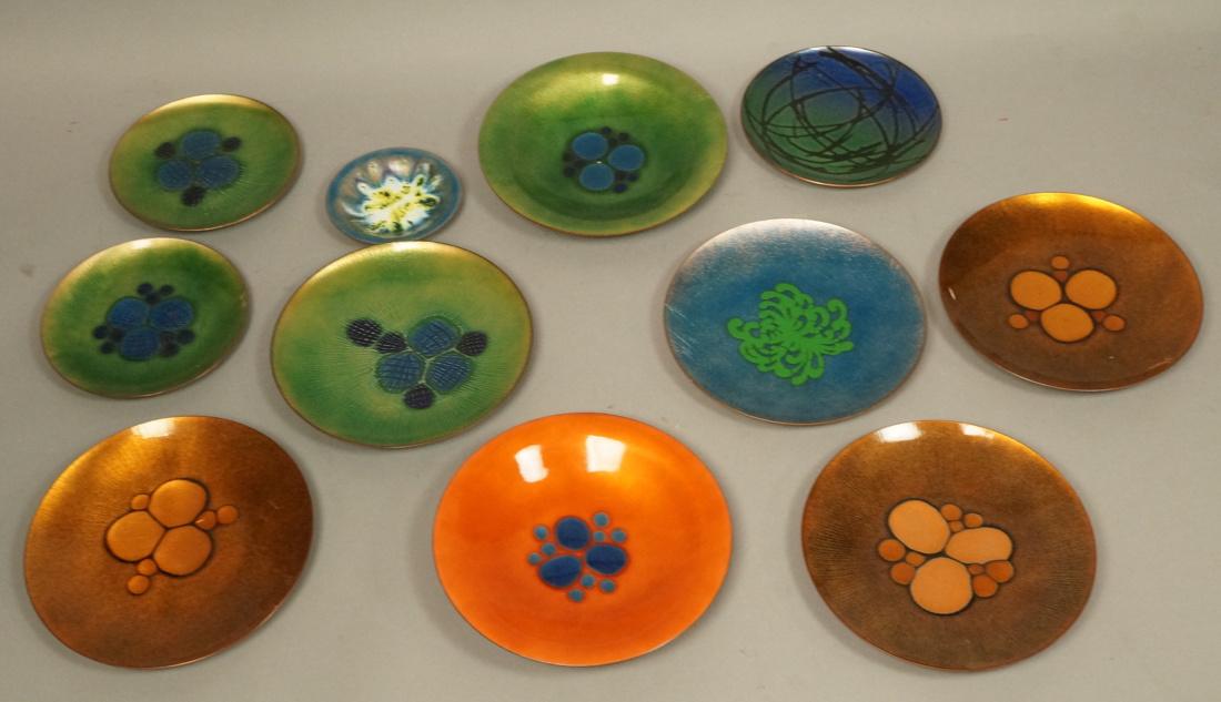 11pc Mid Century Enamel Dishes ANNEMARIE DAVIDSON: 11pc Mid Century Enamel Dishes ANNEMARIE DAVIDSON, 9 pcs. 2 pieces not Davidson.-- Dimensions: H: 1 inches: W: 7.75 inches: D: 7.75 inches --- US Shipping charge: $35