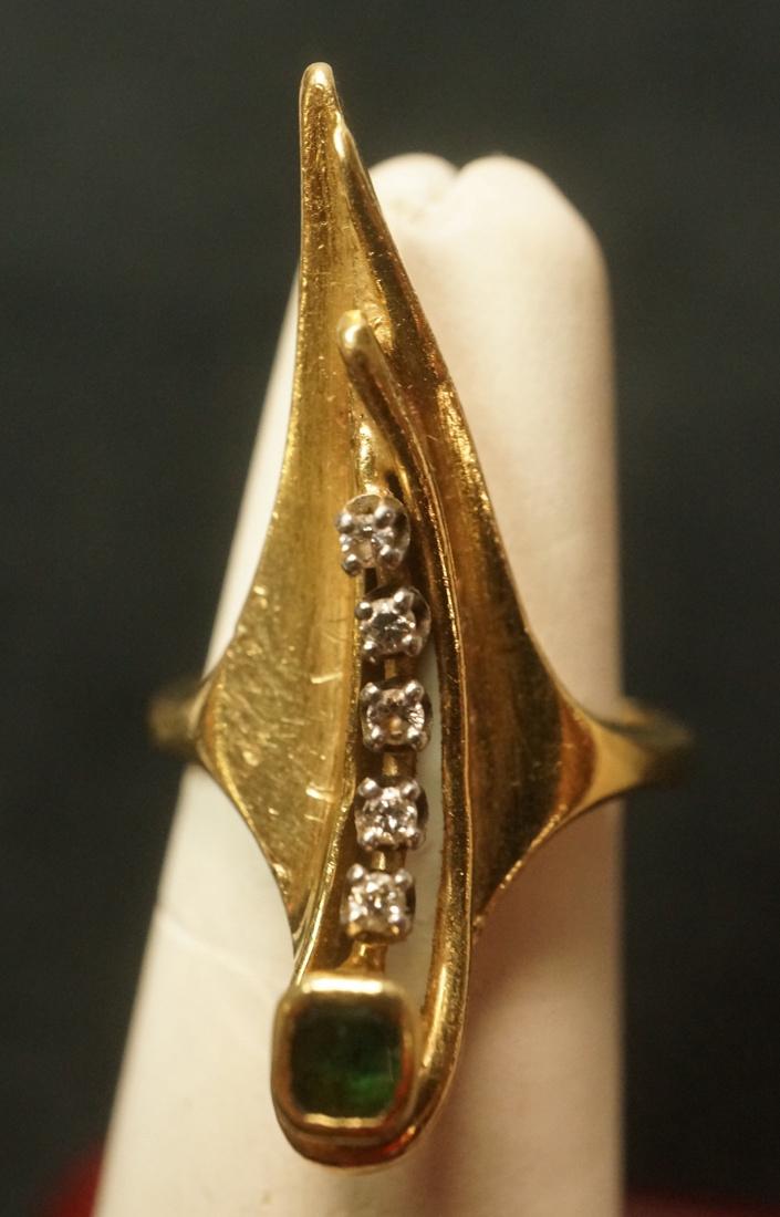 18K Gold Emerald & Diamond Modernist Ladies Ring.: 18K Gold Emerald & Diamond Modernist Ladies Ring. Minimalist arrow form with bezel set emerald and 5 prong set small diamonds. Marked 18k.-- Dimensions: --- Weight: 5.2 DWT --- US Shipping charge: $20
