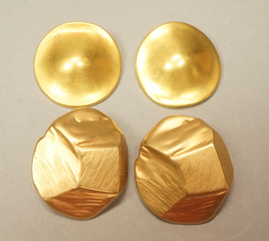 2pr ROBERT LEE MORRIS Vintage Modernist Earrings.: 2pr ROBERT LEE MORRIS Vintage Modernist Earrings. 1) Organic domed gilt metal clip earrings. Signature. 2) Brutalist faceted textured clip earrings. Marked Robert Lee Morris.-- Dimensions: H: 1.5 inch