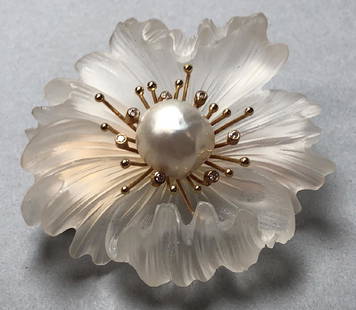 18K Gold RUSSELL TRUSSO Lg Crystal Diamond Brooch: 18K Gold RUSSELL TRUSSO Lg Crystal Diamond Brooch. Richly elegantly carved crystal flower with baroque center pearl. Gold stamens with 7 bezel set diamonds. Fur clip. Not marked, has signature gold ba