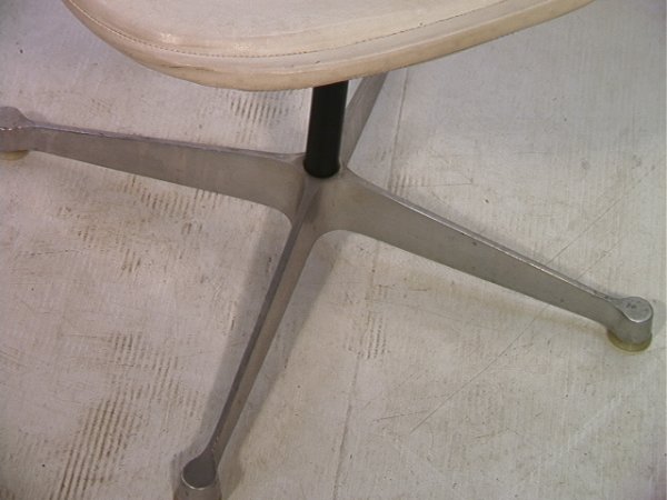 Eames Herman Miller Wire Mesh Swivel Chair. White - 2