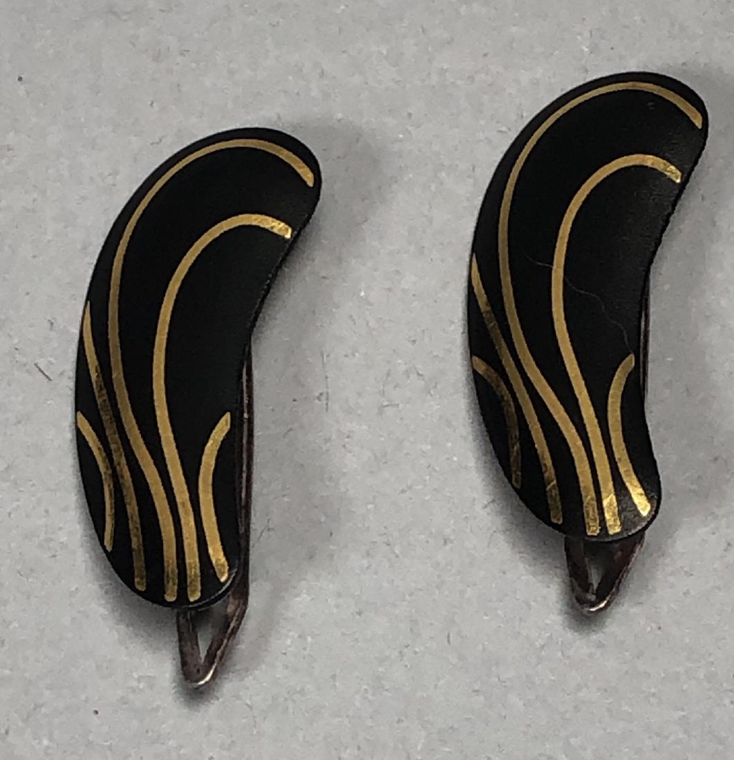 TIFFANY & CO by ANGELA CUMMINGS Pr Barrettes. Dam: TIFFANY & CO by ANGELA CUMMINGS Pr Barrettes. Damascene with gold line inlay. Marked T & Co. & comes with Tiffany felt bag.-- Dimensions: H: 1.5 inches: W: .5 inches --- US Shipping charge: $10