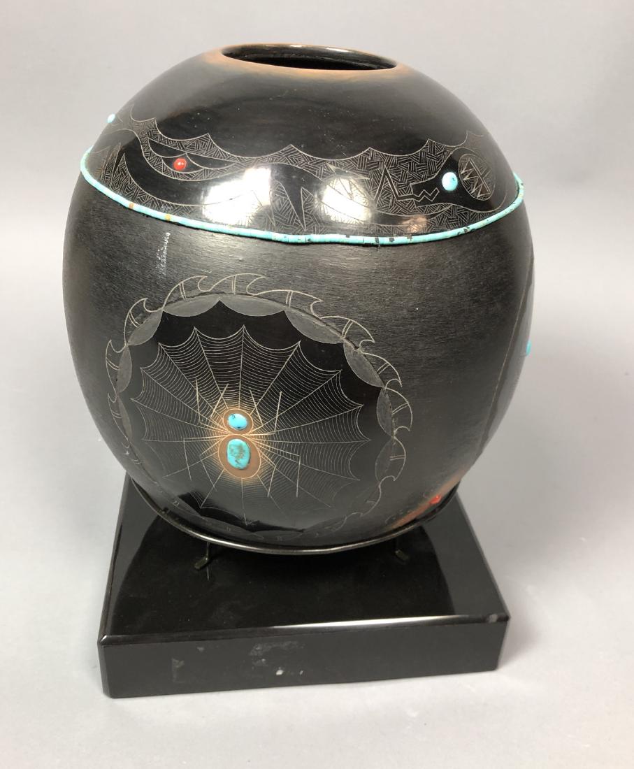 TAHN MOO WHE Signed Native American Indian Vase. (1 of 9)