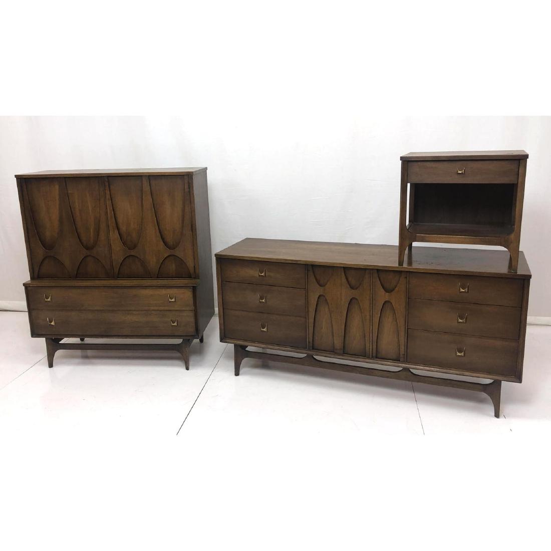 3pc BRASILIA by BROYHILL Walnut Bedroom Set. Cred (1 of 8)