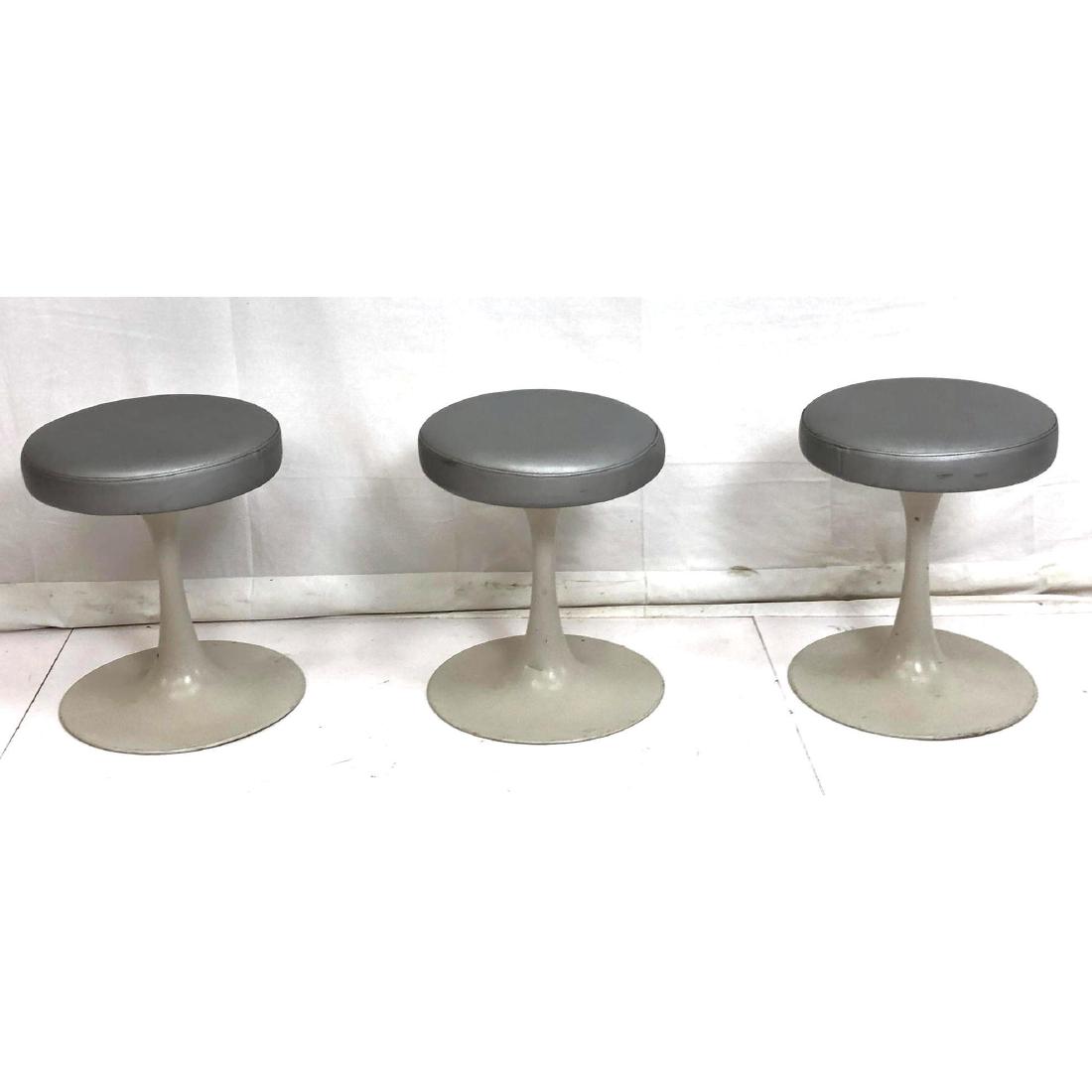 3 Eero Saarinen Style Tulip Base Stools. White en (1 of 8)