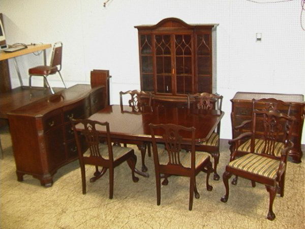 10 pc Mahogany Chippendale Style Dining Room set.: 10 pc Mahogany Chippendale Style Dining Room set. 6 Ball and claw chairs, 2 leaves, Carved Duncan Phyfe table. All edges carved. Quality heavy set. Dimensions: Condition: Very Good Condition. Top of B
