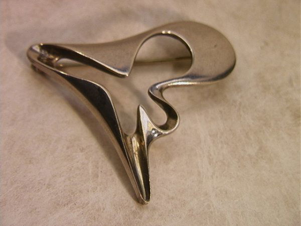 GEORG JENSEN STERLING DENMARK Pin HENNING KOPPEL: GEORG JENSEN STERLING DENMARK Pin HENNING KOPPEL Heavy sterling organic pin, number 324, signed on reverse. Dimensions: H: 1.75 inches: W: 1.5 inches Condition: Excellent condition. US Shipping charge