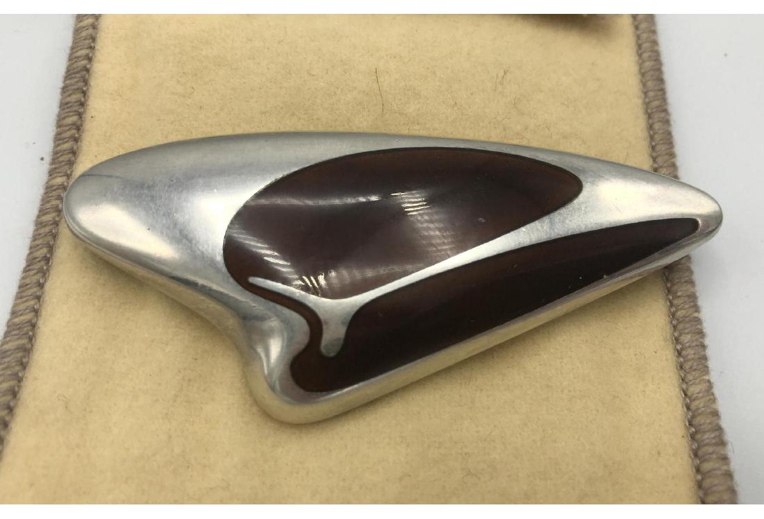 Georg Jensen Fish 314 Pin Brooch. Brown Enamel.: Georg Jensen Fish 314 Pin Brooch. Brown Enamel. Henning Koppel Design. Georg Jensen in Oval Sterling Denmark. HK-- Dimensions: : W: 1.25 inches: L: 2.75 inches--- Weight: 1.02 Troy ozs. ---- --- US Sh