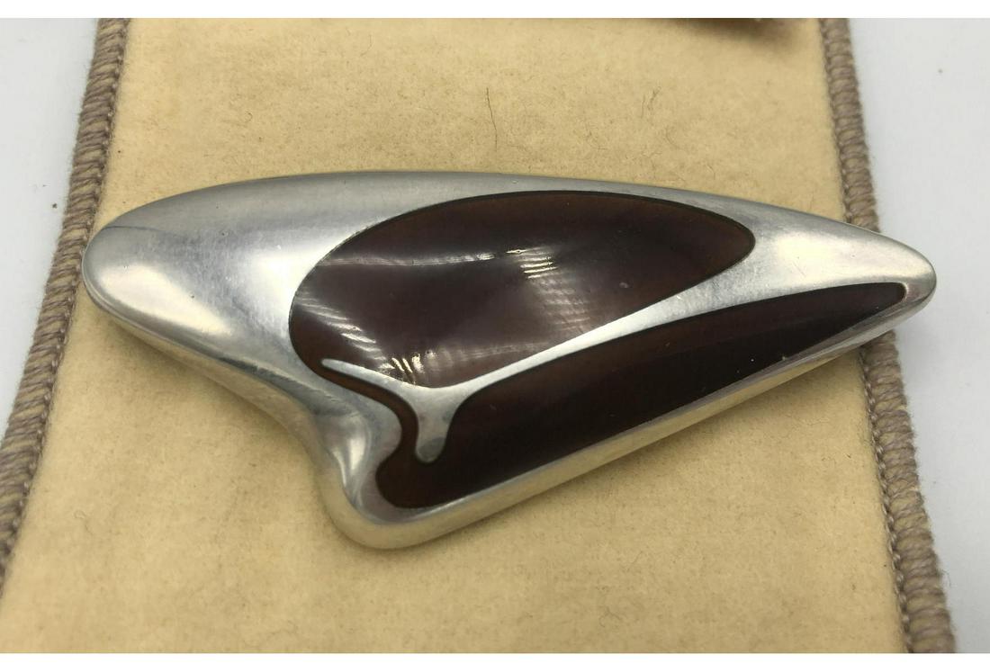 Georg Jensen Fish 314 Pin Brooch. Brown Enamel.: Georg Jensen Fish 314 Pin Brooch. Brown Enamel. Henning Koppel Design. Georg Jensen in Oval Sterling Denmark. HK. Comes with Jensen Felt Sleeve. -- Dimensions: : W: 1.25 inches: L: 2.75 inches --- US