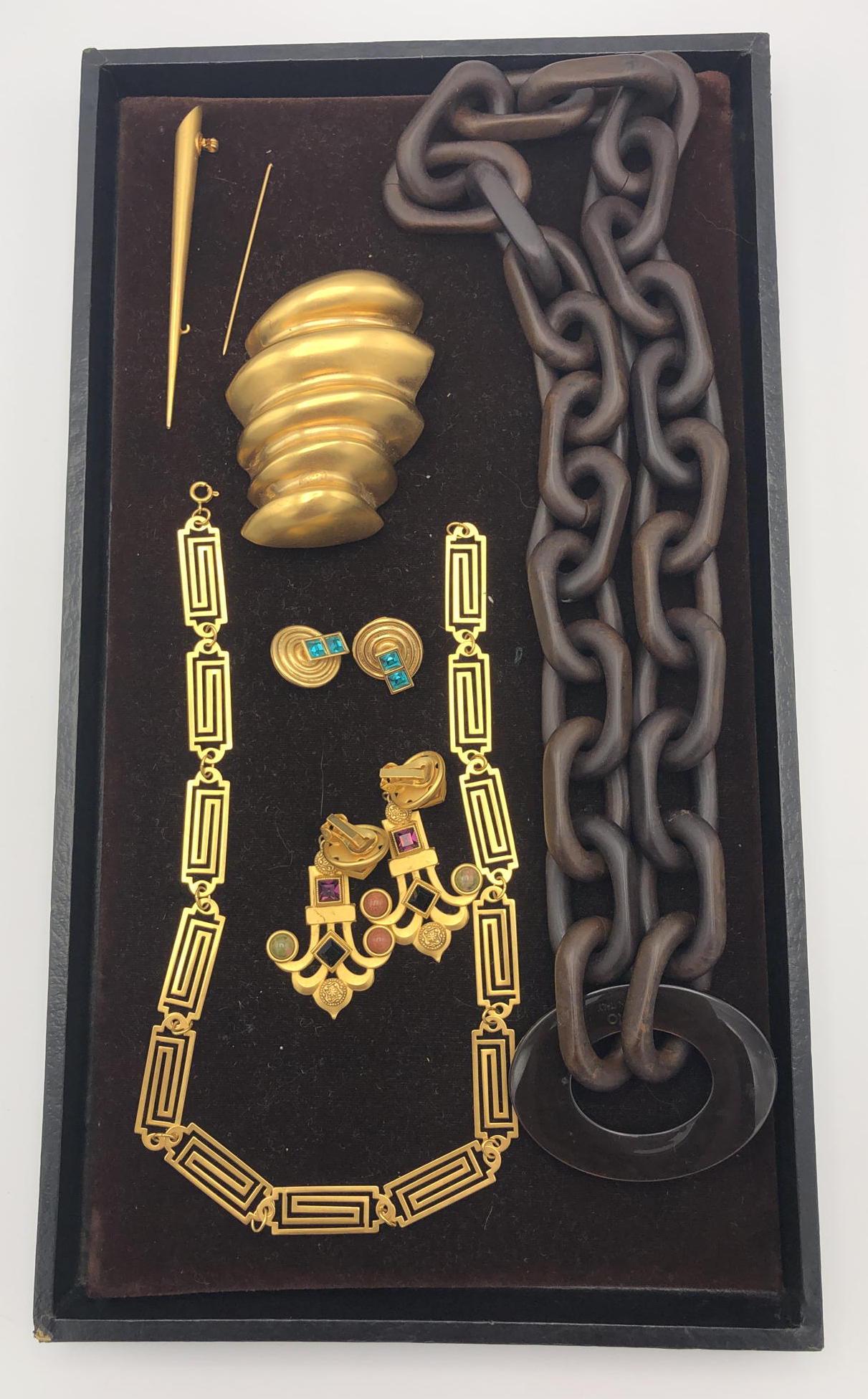 8 Pc Designer Modernist Jewelry. (1) Italian PONO: 8 Pc Designer Modernist Jewelry. (1) Italian PONO Large Link Pendant Necklace. (2) ROBERT LEE MORRIS Column Form Pin. (3) RLM Style Corrugated Pin. Not Marked. YSL Earrings. Extras. -- Dimensions: : L