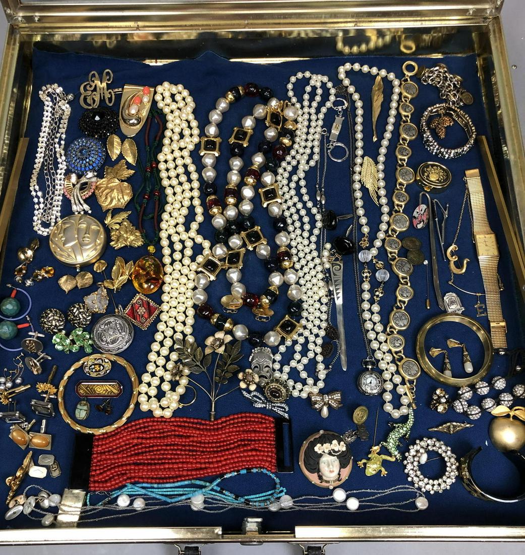 Case Lot J. Large costume jewelry lot. Nice, styl (1 of 9)