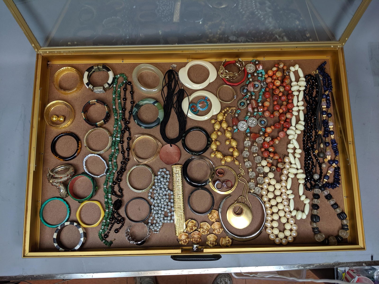 Case Lot Q. Large costume jewelry lot. Bracelets (1 of 10)