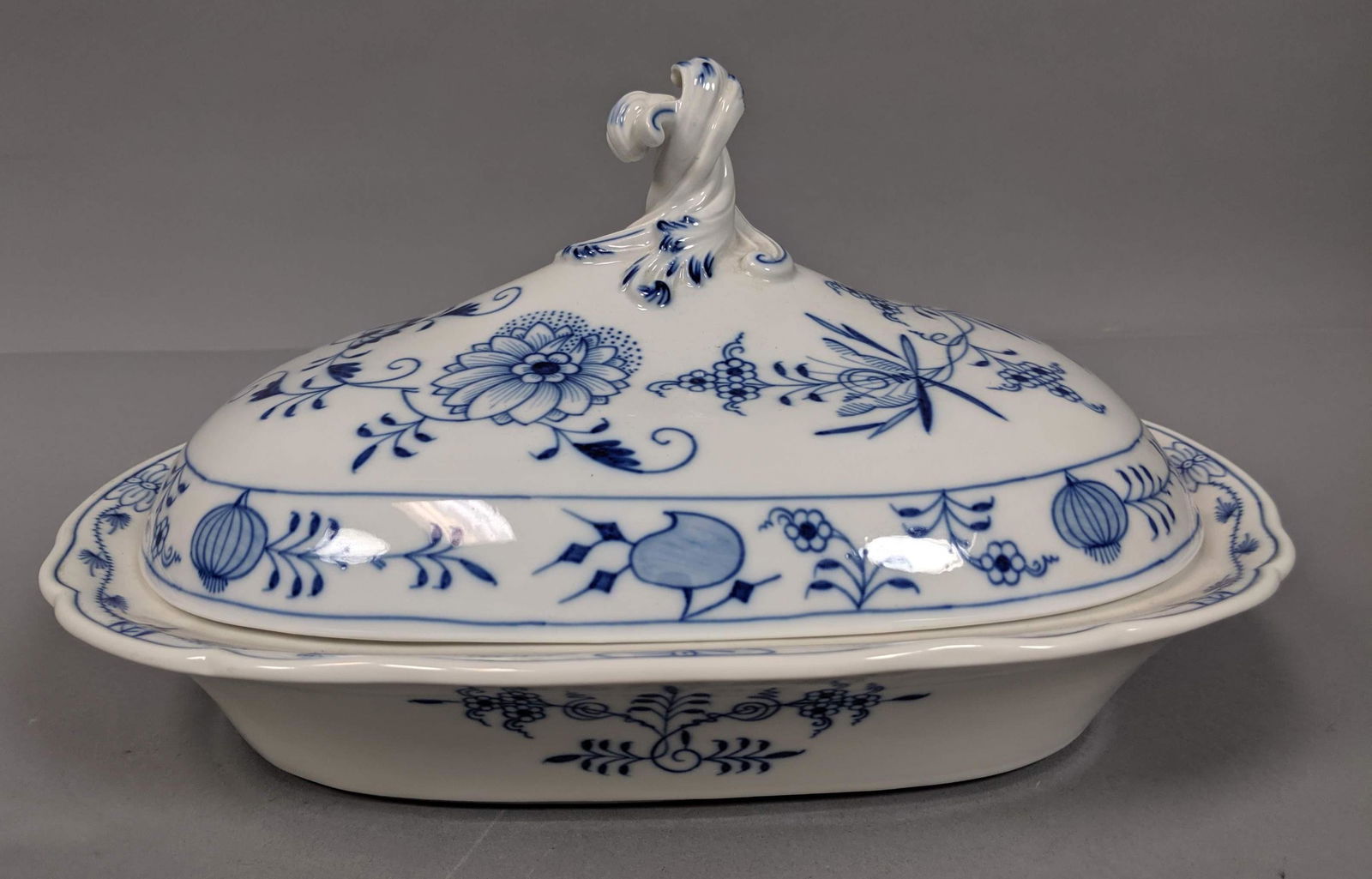 MEISSEN  2pc Blue Onion Covered Dish. Wide rimmed (1 of 7)