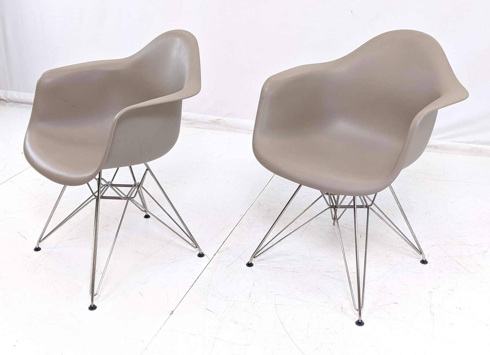 Pr CHARLES EAMES Office Molded Shell Chairs. Chro (1 of 11)