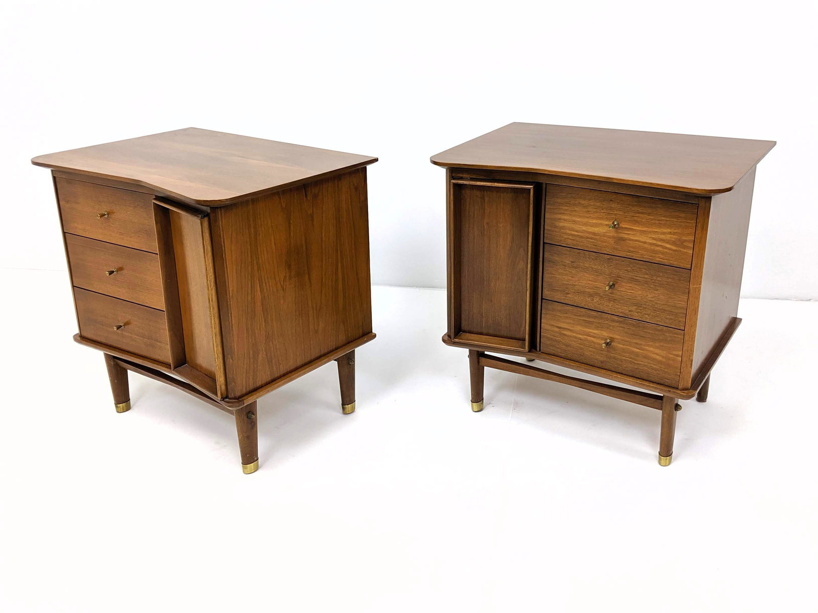 Pr DANIEL JONES American Modern Walnut Nightstands. Ang (1 of 16)