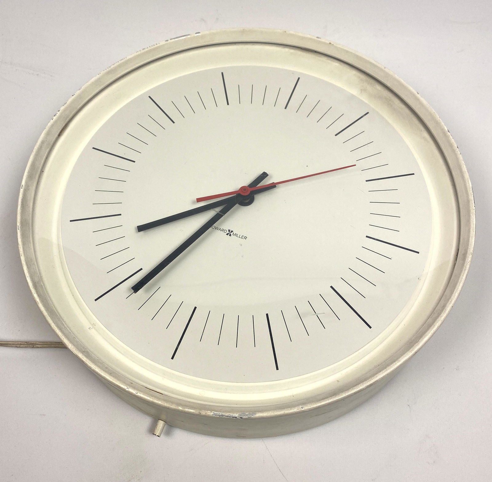 HOWARD MILLER Modernist Wall Clock. Round White Frame. (1 of 7)