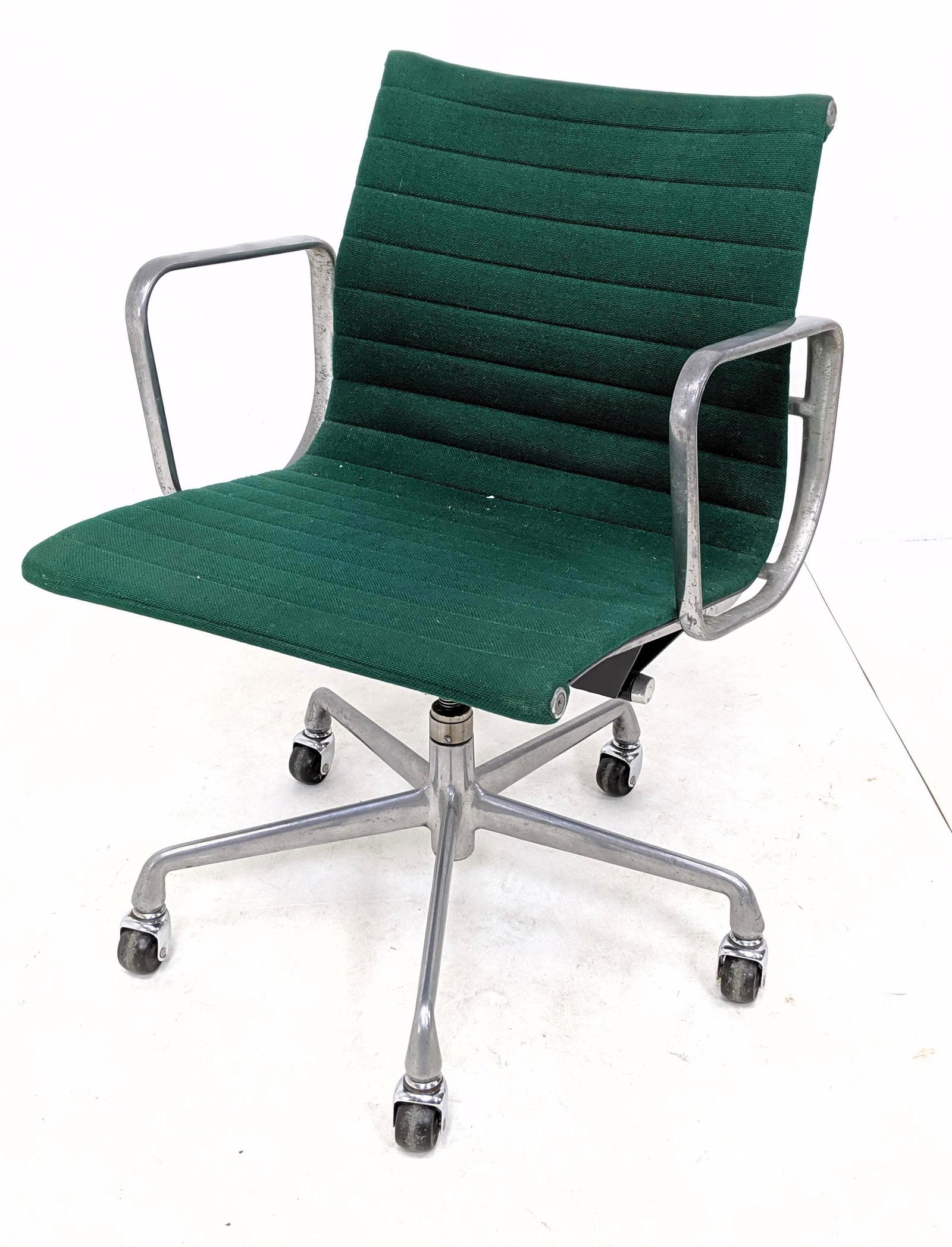 CHARLES EAMES for HERMAN MILLER Aluminum Group Desk Cha (1 of 10)