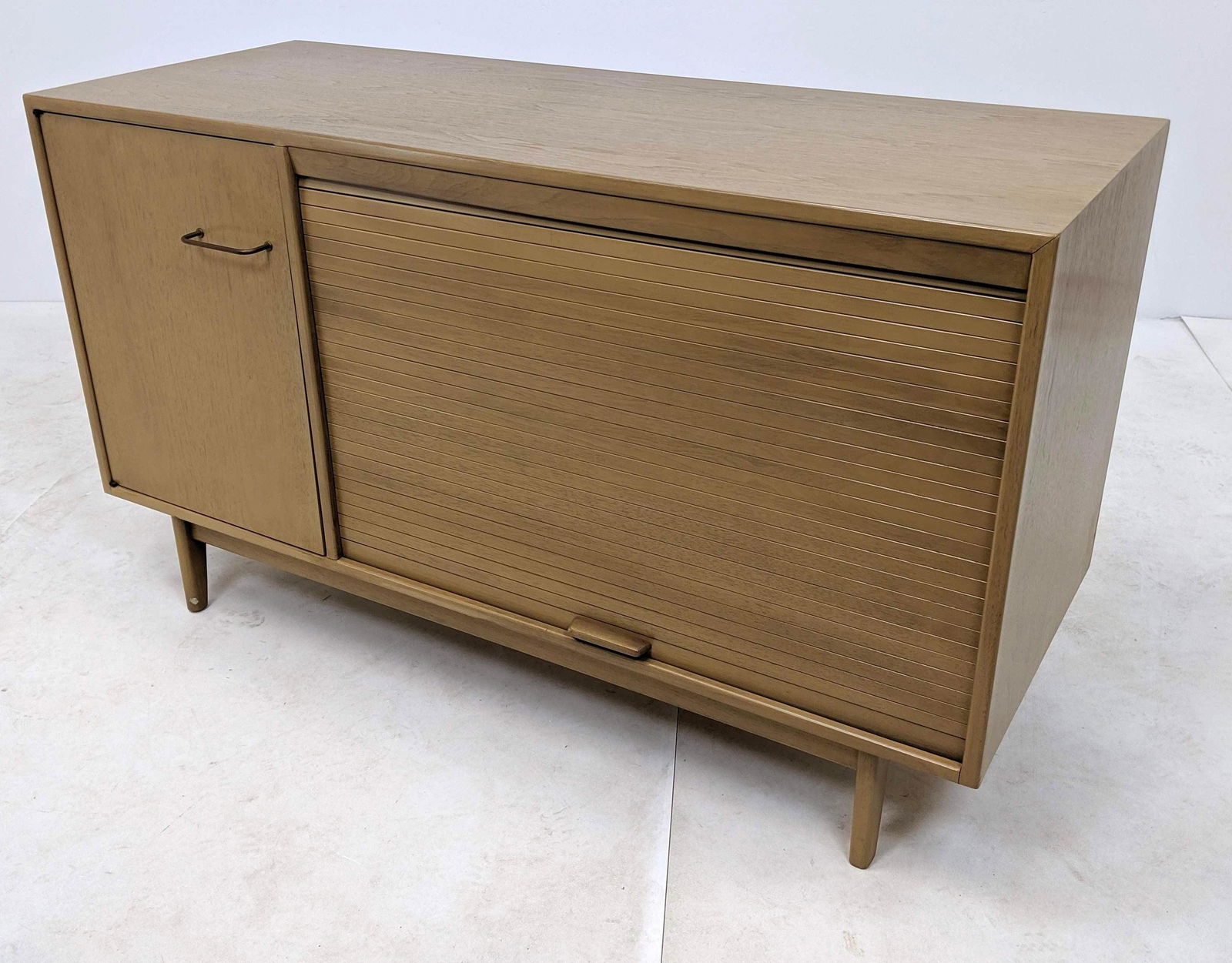 JENS RISOM Light Wood Credenza Console Table. Large tam (1 of 8)