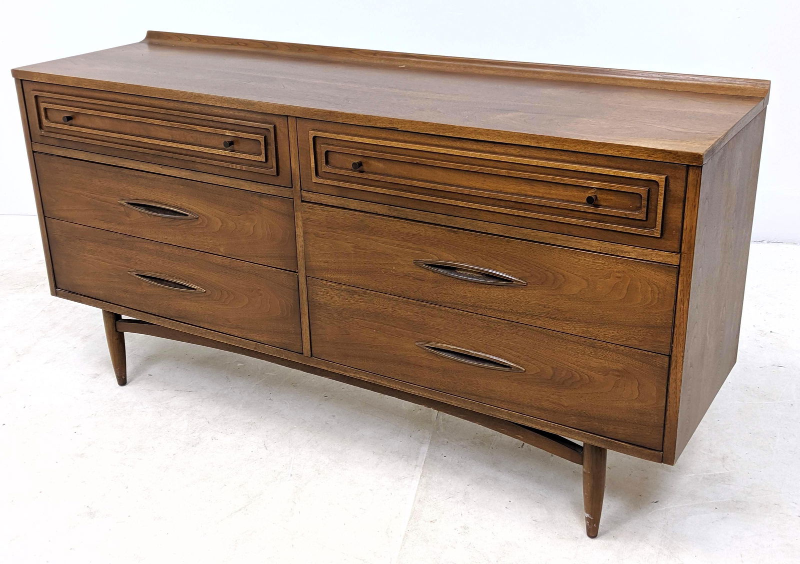 BROYHILL (Sculptra) Credenza Low Dresser. (1 of 10)