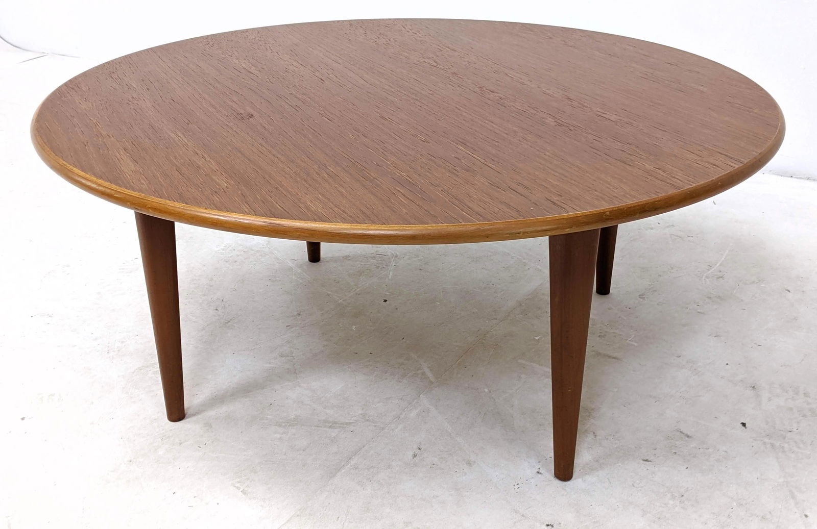 Danish Modern Teak Round Coffee Cocktail Table. Tapered (1 of 9)