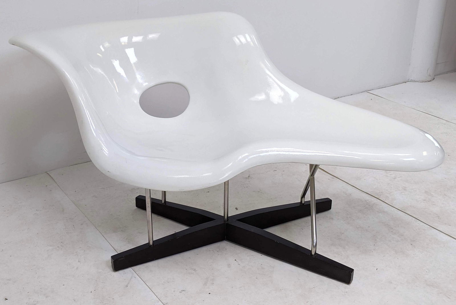Charles Eames Style Chaise Lounge Chair. La Chaise. Whi (1 of 10)