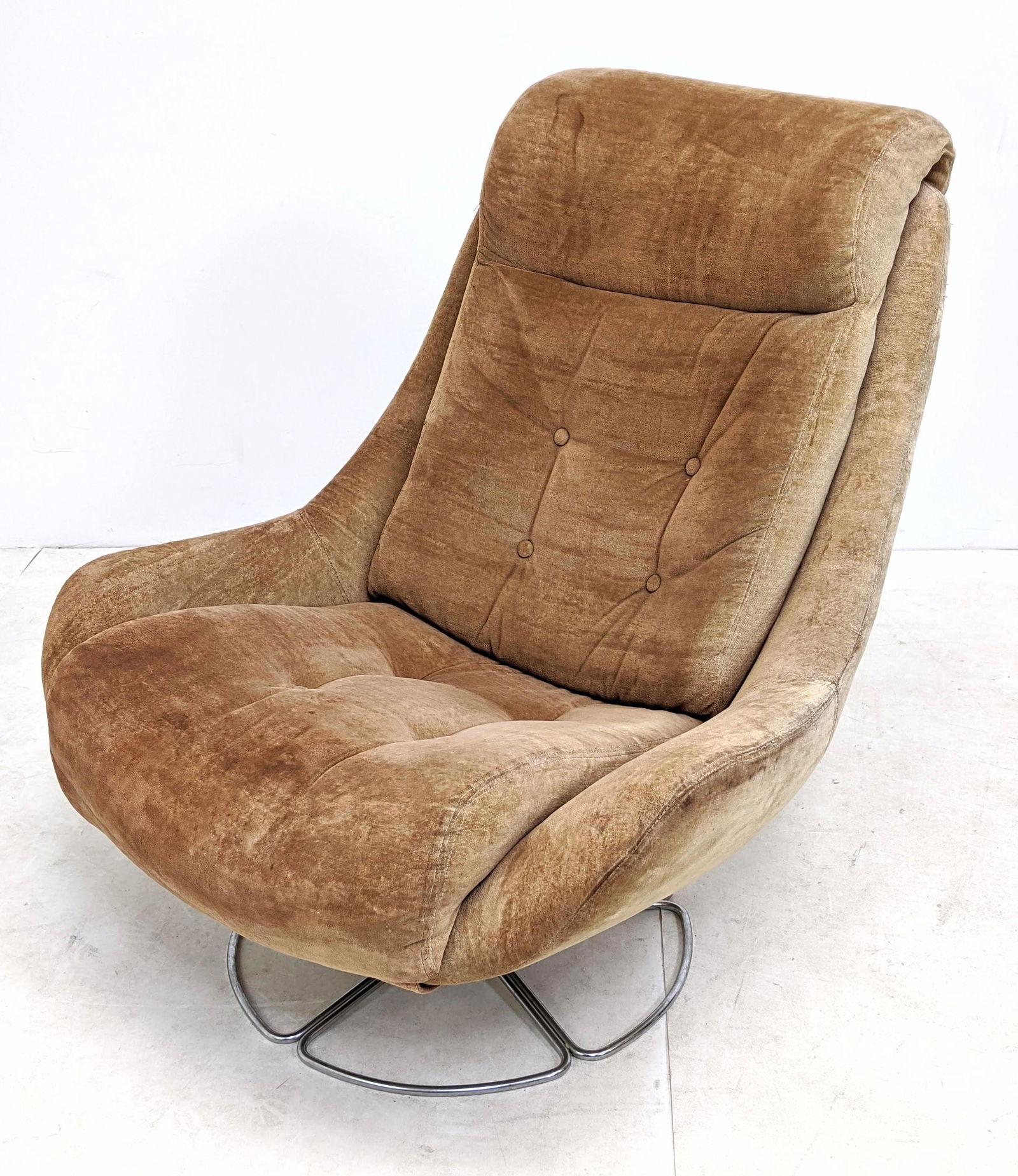 Overman Style Plush Swivel Lounge Chair., (1 of 8)