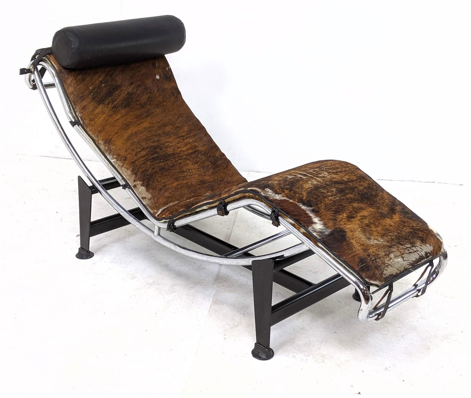 LE CORBUSIER LC4 Cowhide Lounge Chair. Unknown manufact (1 of 13)