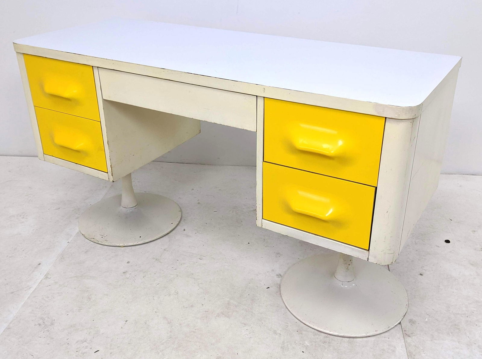 Broyhill 2024 student desk
