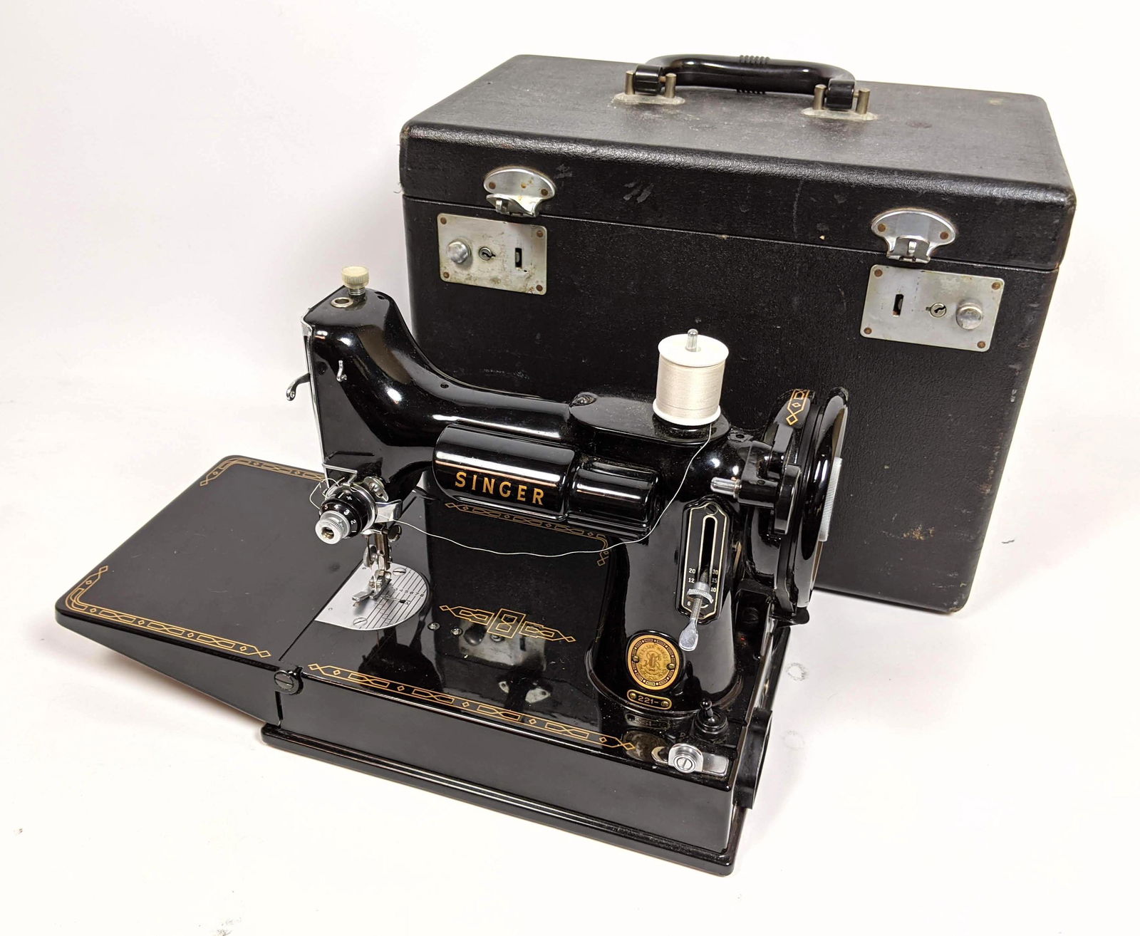 SINGER Featherweight Sewing Machine. Black metal body. (1 of 17)