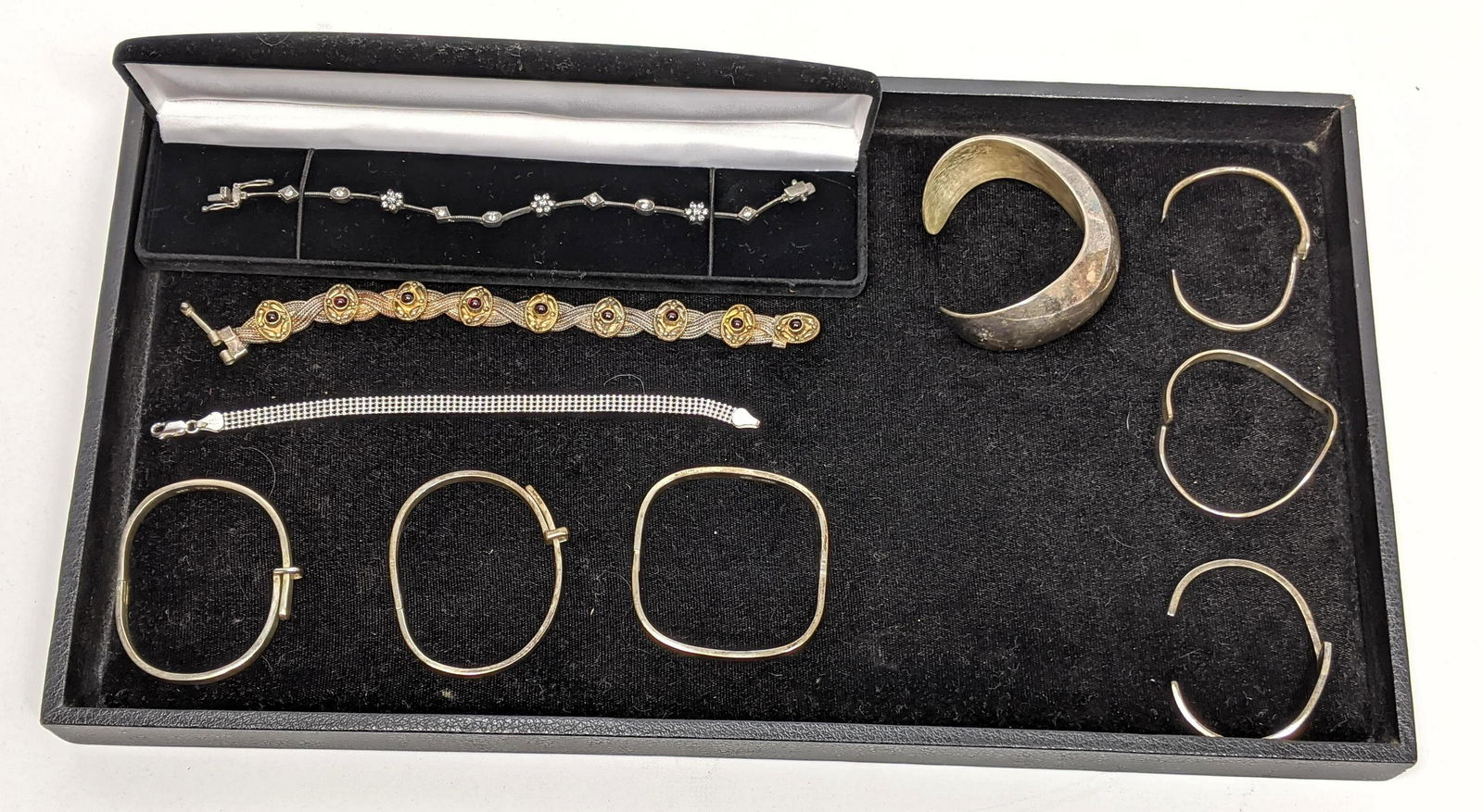 10pc Sterling Silver Bracelet Jewelry Lot. Incl. bangl: 10pc Sterling Silver Bracelet Jewelry Lot. Incl. bangles, cuffs and link bracelets. One Turkish bracelet with garnets. All marked. -- Dimensions: --- US Shipping charge: $35 Plus insurance at a rate o