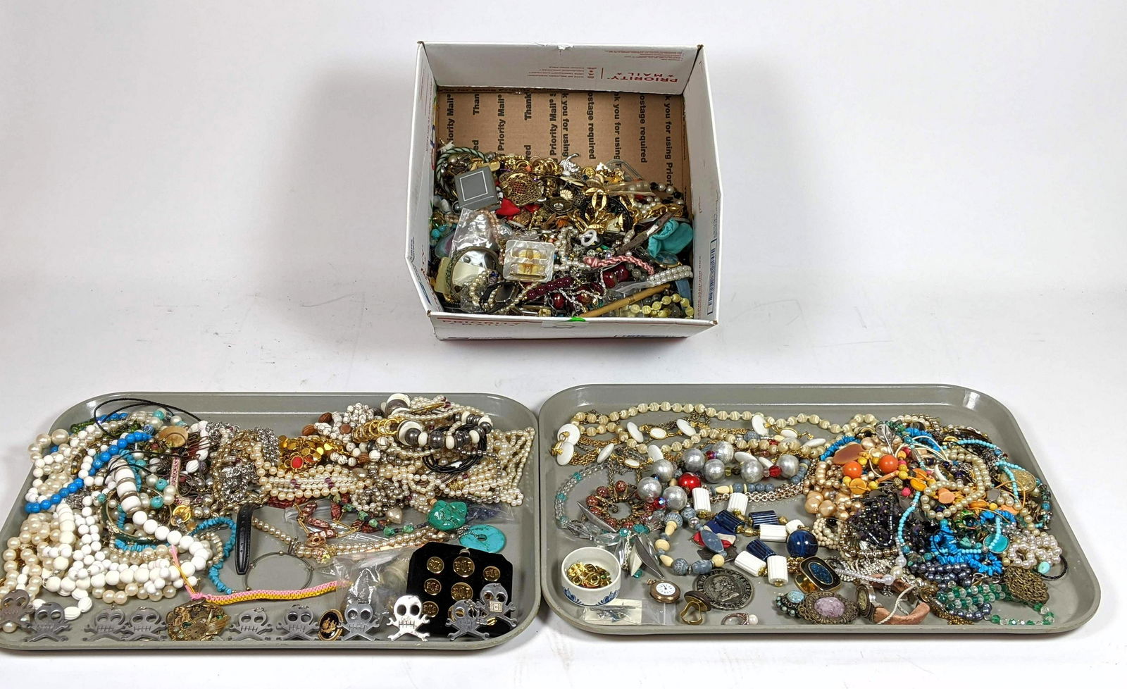 Large Box of Assorted Costume Jewelry & Parts. Mixed je (1 of 20)