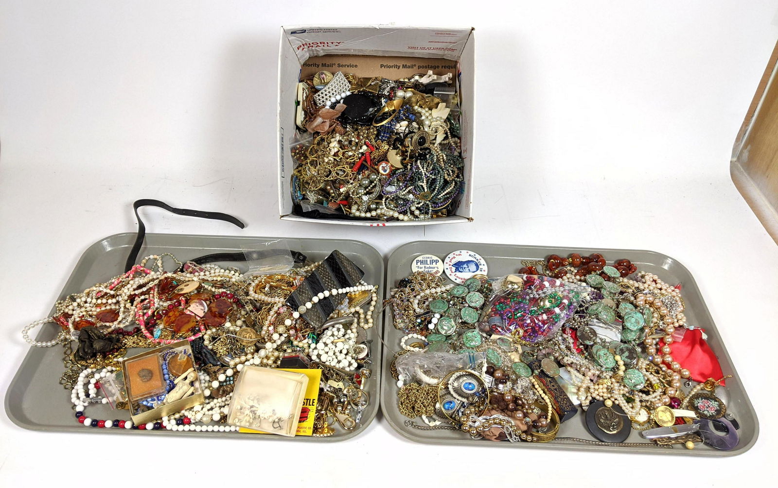 Large Box of Assorted Costume Jewelry & Parts. Mixed je (1 of 20)