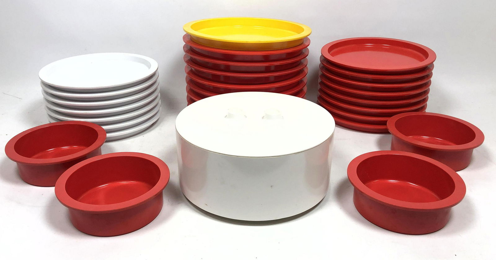 29pc DANSK & HELLER Plasticware Lot. White lunch plates (1 of 8)