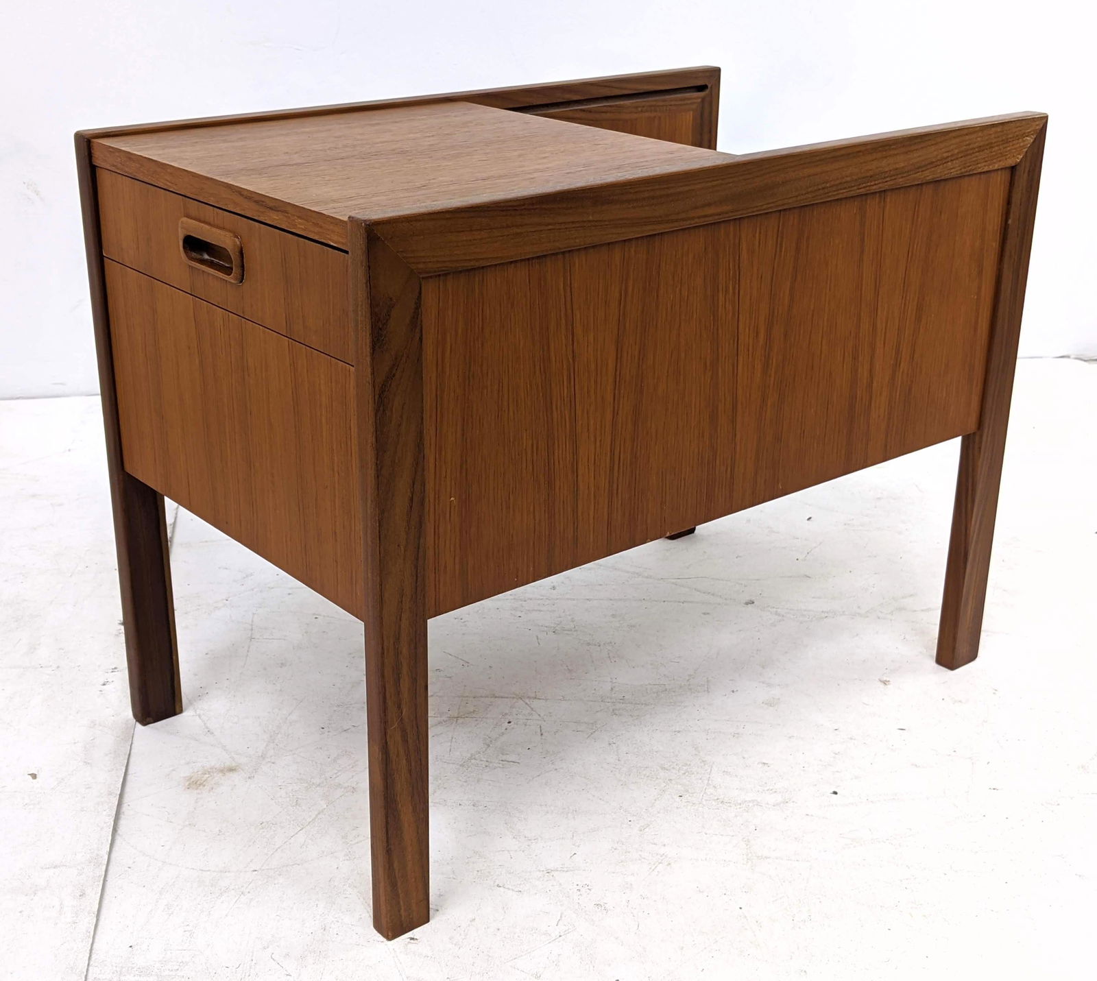 Danish Modern Teak Side End Table w Sliding Top. (1 of 11)