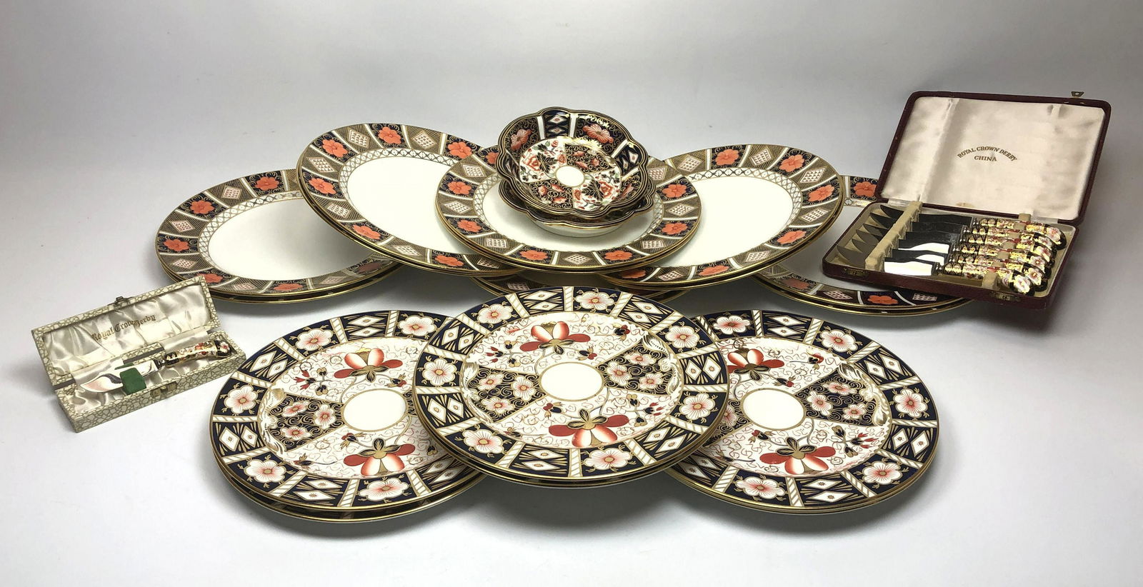 27pc ROYAL CROWN DERBY Set. 12 dinner plates, 6 lunch p (1 of 8)