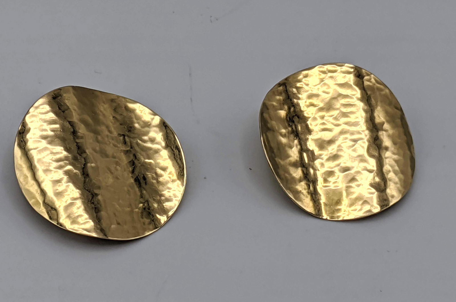 Pr 14k Gold Wavy Disk Clip Earrings. Hammered texture. (1 of 5)