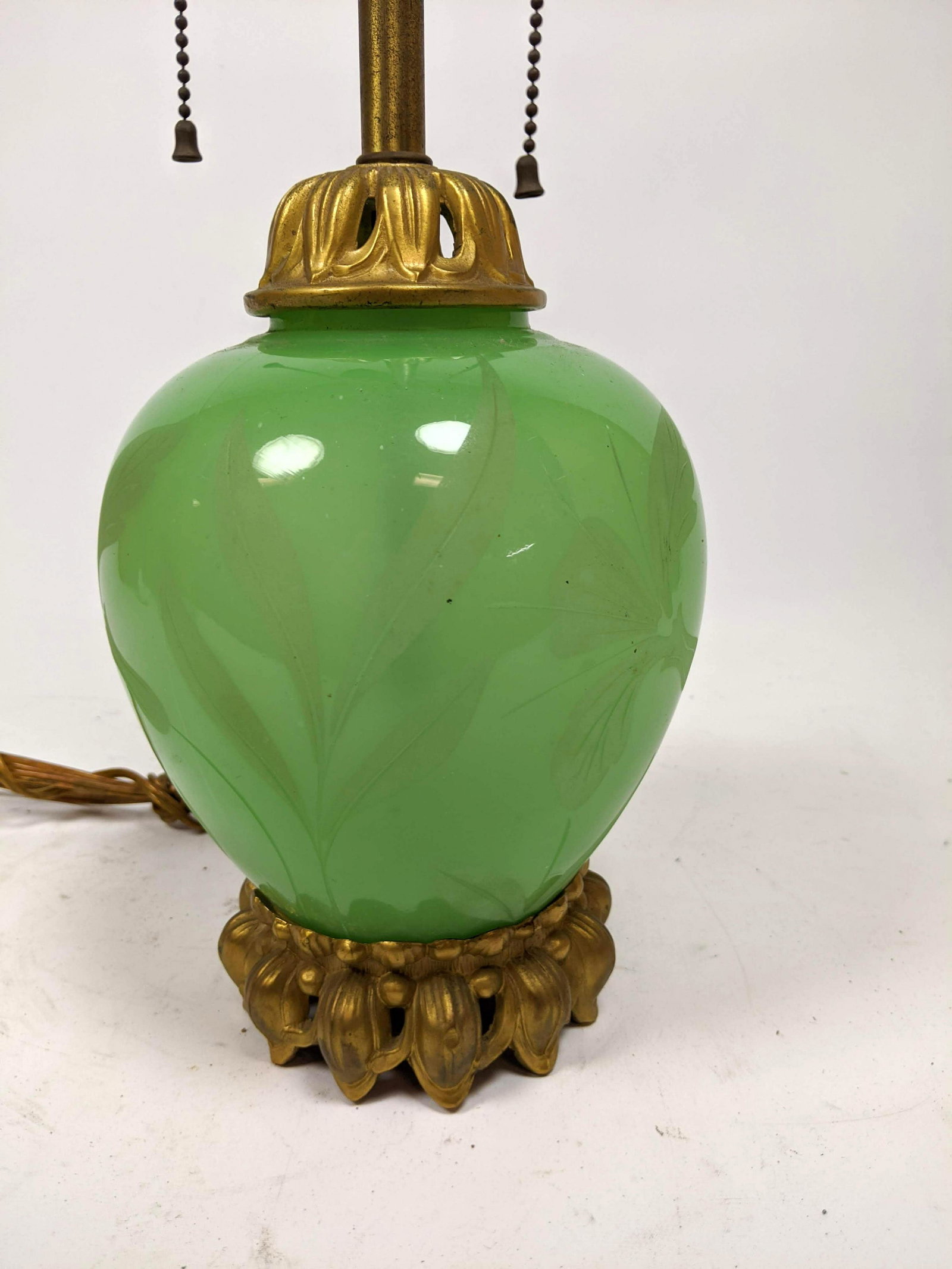 DAVART NY Etched Jadeite Glass Table Lamp. Etched flora (1 of 12)