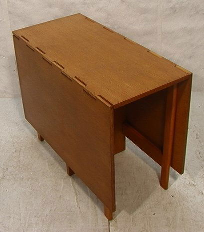 George Nelson Herman Miller Combed Oak Table. Din: George Nelson Herman Miller Combed Oak Table. Dining table with wide finger joints. Gateleg Table Design. Dimensions: H: 30 inches: W: 40 inches: D: 18.5 inches Condition (General) Please contact us f