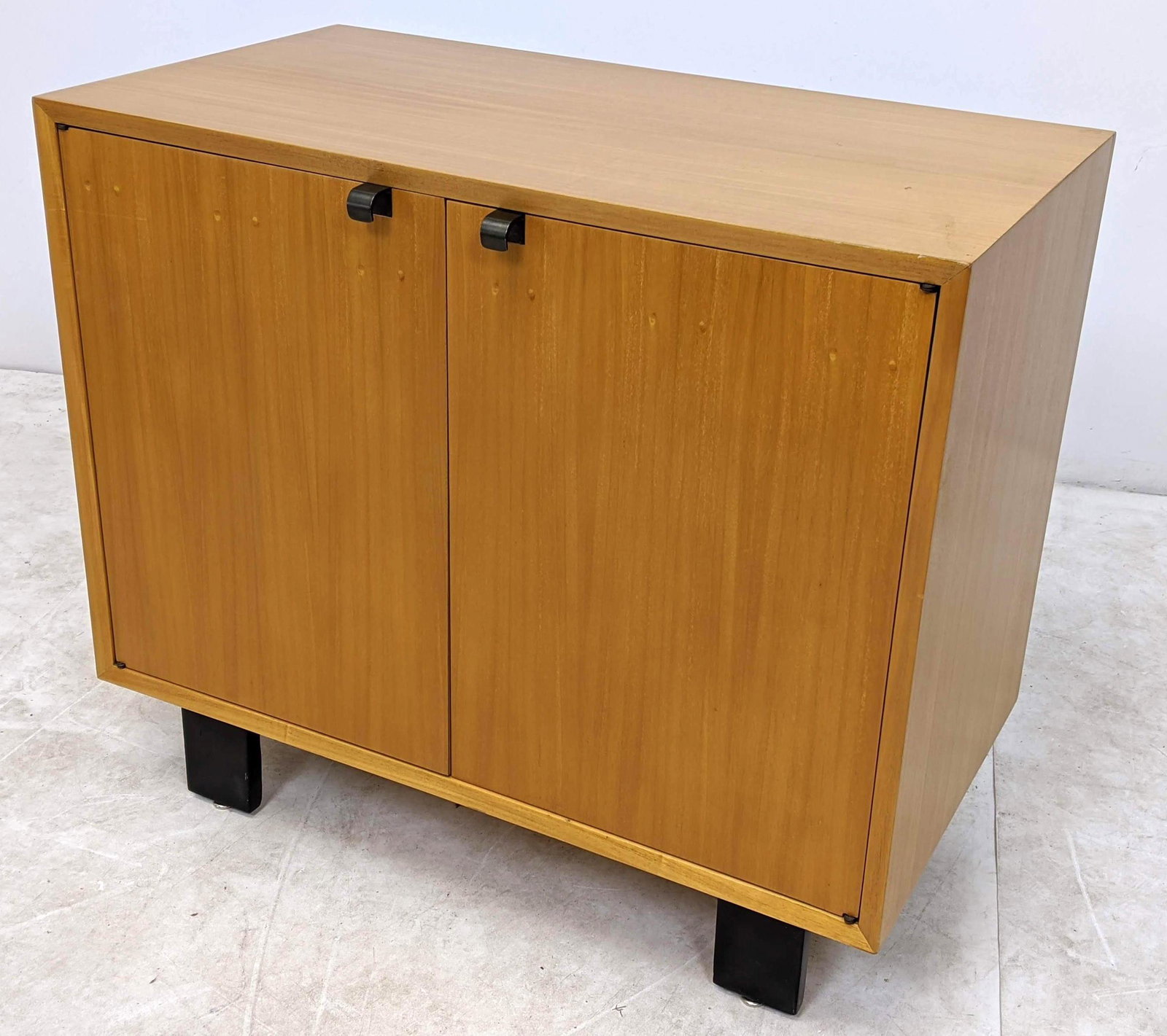 GEORGE NELSON Herman Miller Server with 2 Doors.  Light (1 of 10)