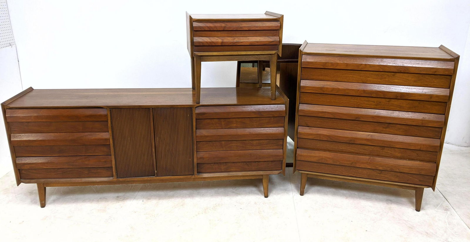 4pc Lane American Modern Walnut Bedroom Set. High and l (1 of 20)