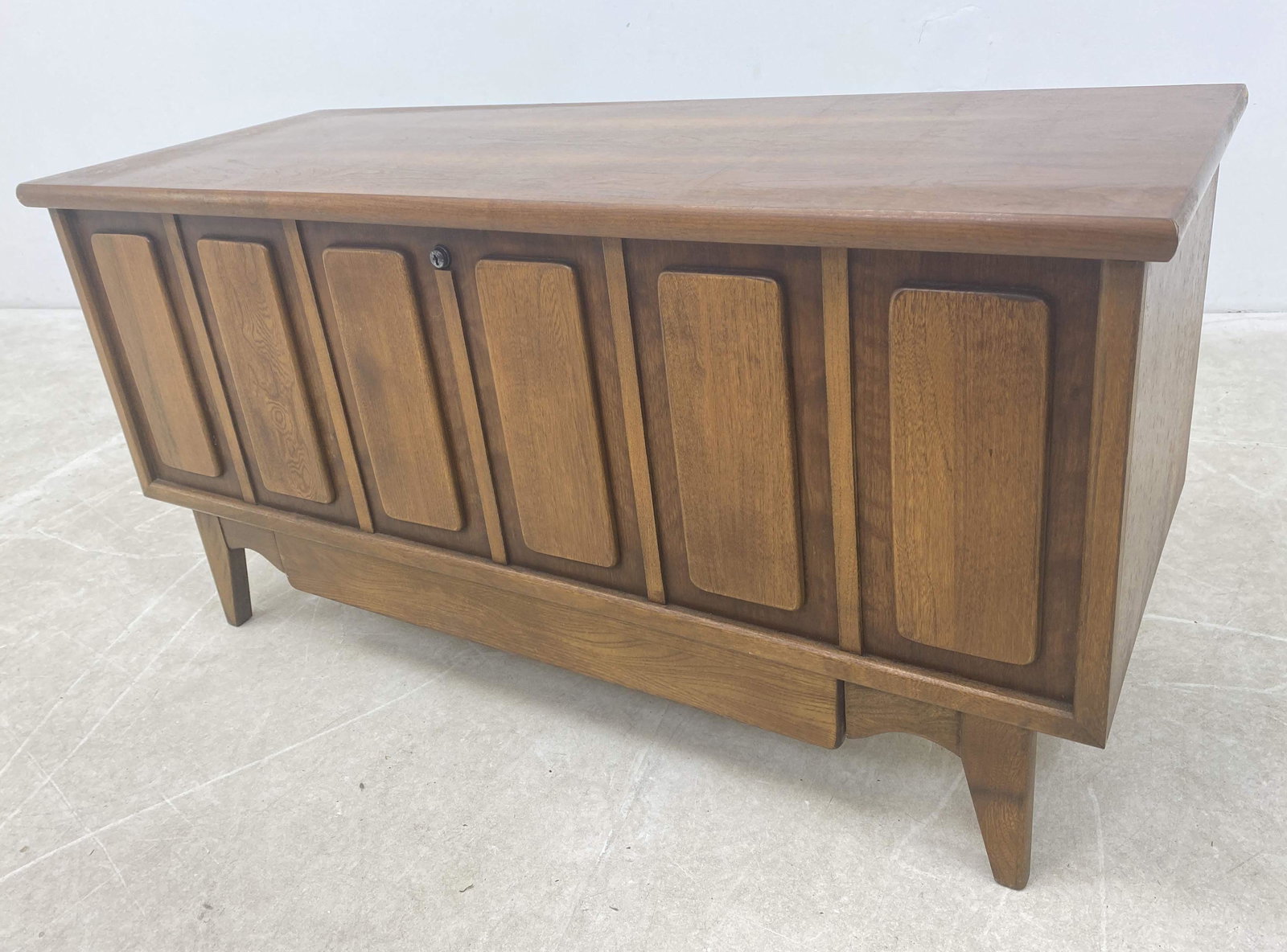 Lane American Modern Cedar Chest with 1 Drawer.  Panel (1 of 11)
