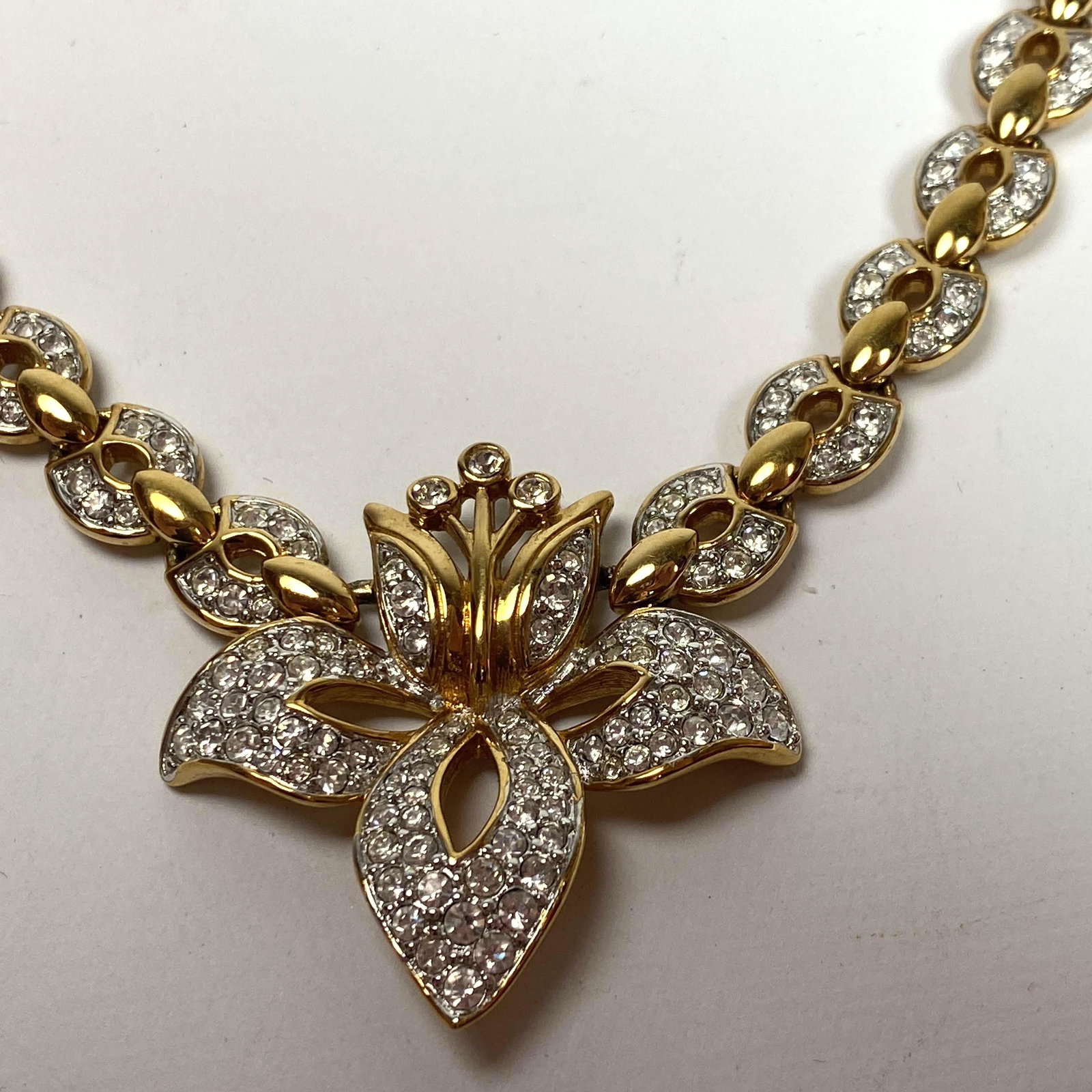 Vintage SWAROVSKI Crystal Gold Tone Floral Necklace. Ce (1 of 9)
